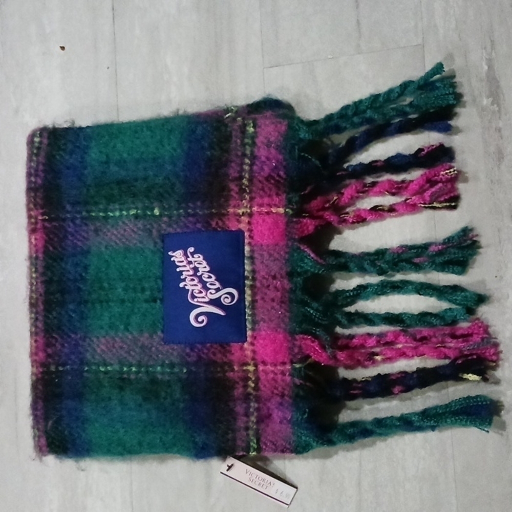 NEW Victoria's Secret Soft Plaited logo Scarf. NWT.
